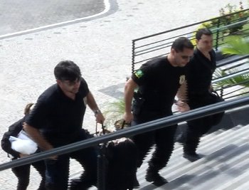 Policiais federais chegam à sede da PF, em Vila Velha, com os documentos apreendidos