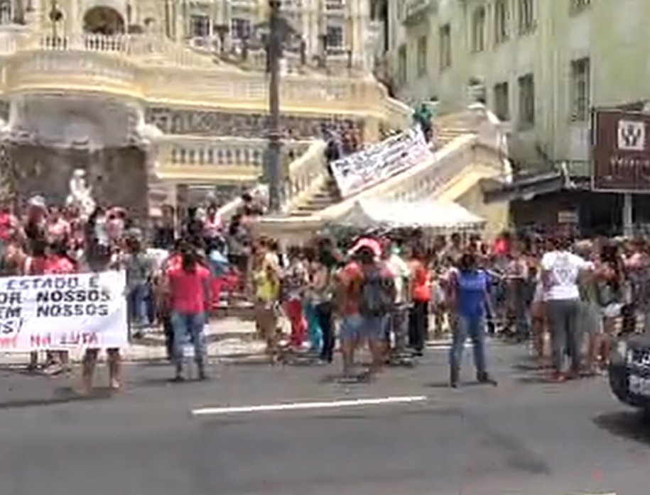 Protestos contra salários atrasados complicam trânsito na Grande ... - Folha Vitória