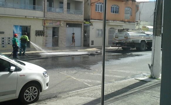 Desperdício! Prefeitura de São Mateus lava rua com água de ... - Folha Vitória