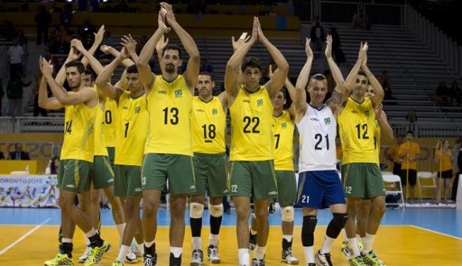 Brasil bate Argentina no tiebreak e mantém 100% no vôlei masculino