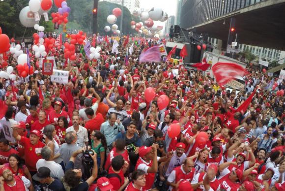 Ato contra o impeachment reúne manifestantes na Avenida Paulista Foto: Juca Varella/Agência Brasil