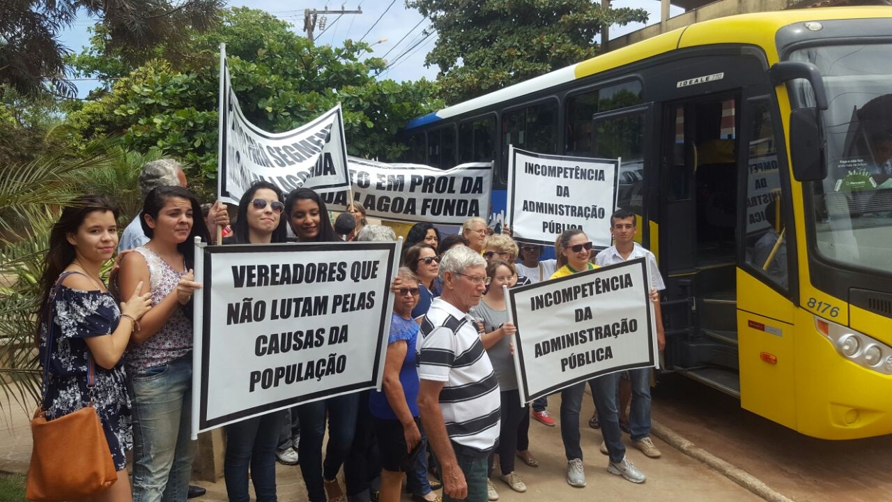 Manifestantes vieram de Marataízes para pedir retorno das obras de contenção do mar