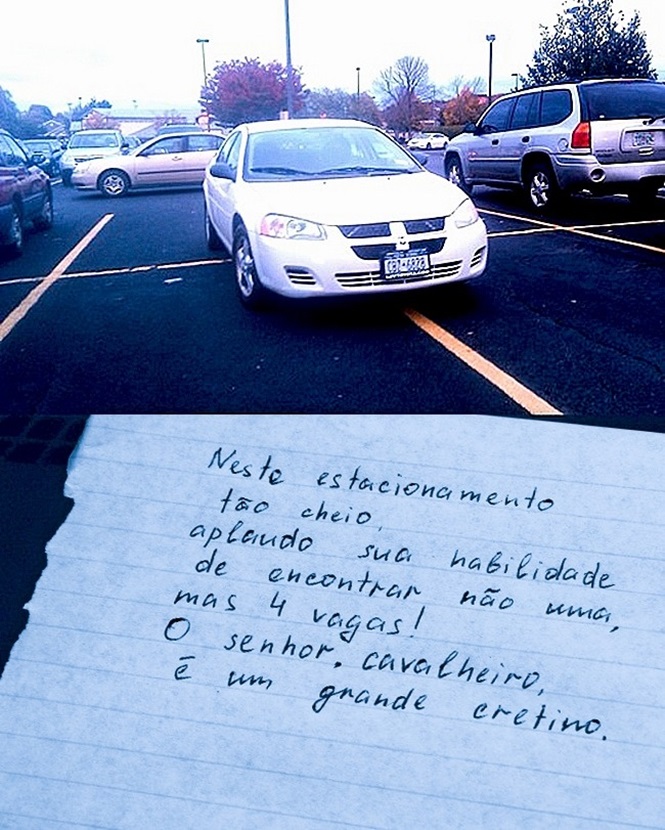 Estacionamento ruim, o carro do motorista irritado não pode