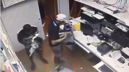 Câmeras de segurança flagram assalto a loja de roupas em ... - Folha Vitória