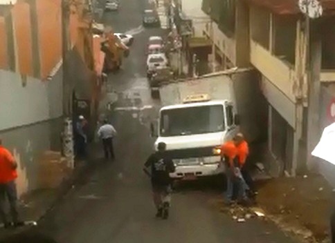 Caminhão desgovernado atinge varanda de casa e assusta ... - Folha Vitória