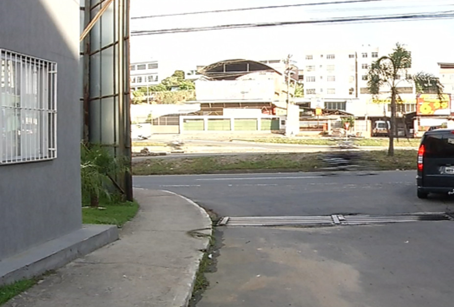 Família é assaltada ao parar para trocar pneu de carro em Cariacica - Folha Vitória
