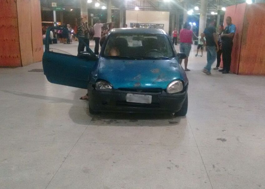 Carro invade terminal em Cariacica e motorista tenta fugir - Folha Vitória