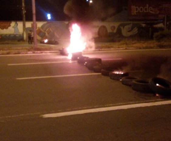 Manifestantes interditam parte da BR 262 em Cariacica | Folha Vitória - Folha Vitória