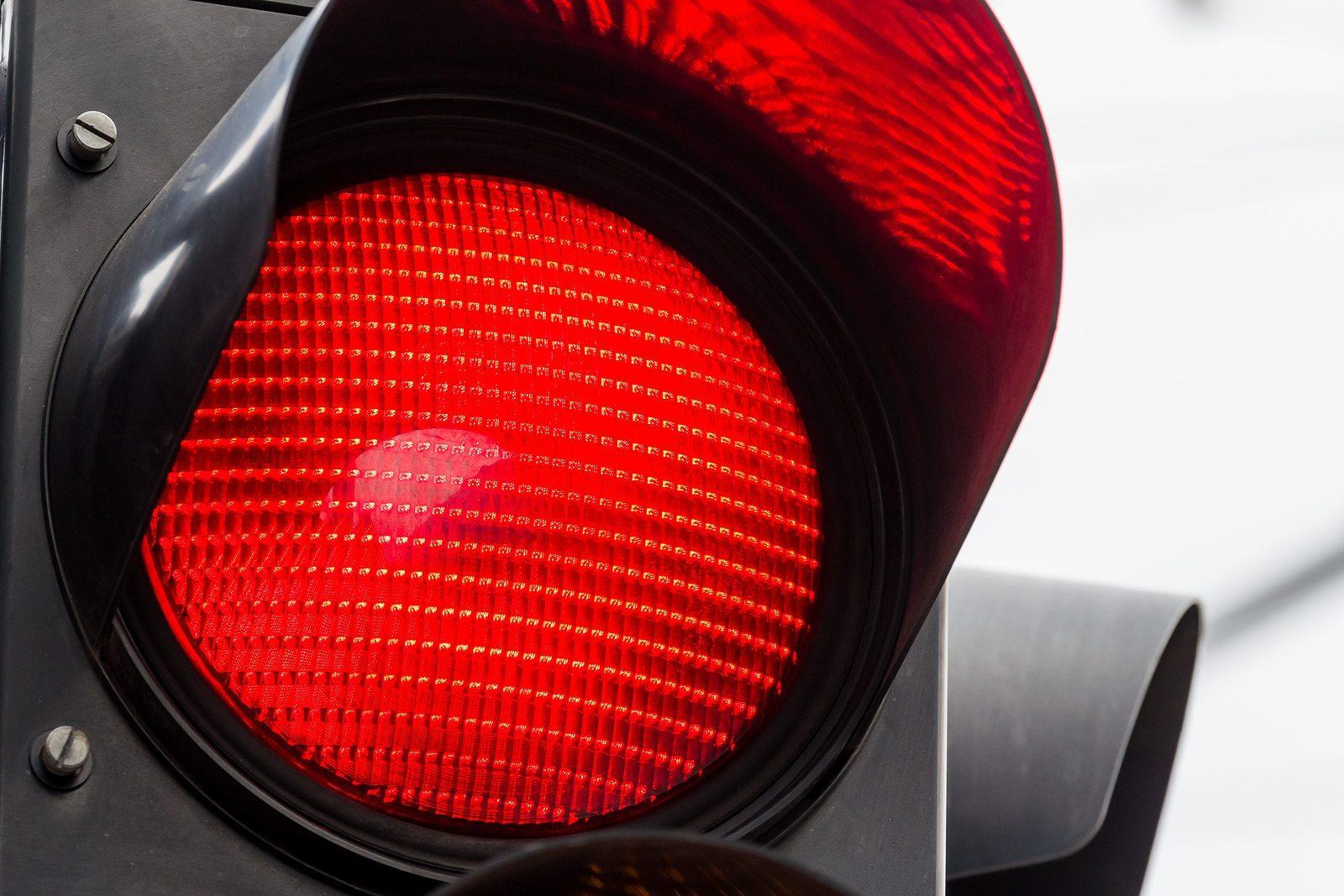 sinal vermelho confira as 10 infrações mais cometidas no trânsito da
