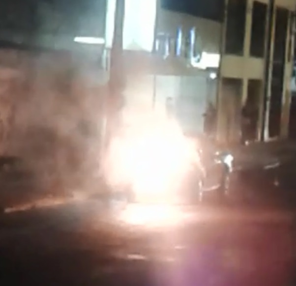 Carro pega fogo na Praia da Costa em Vila Velha - Folha Vitória