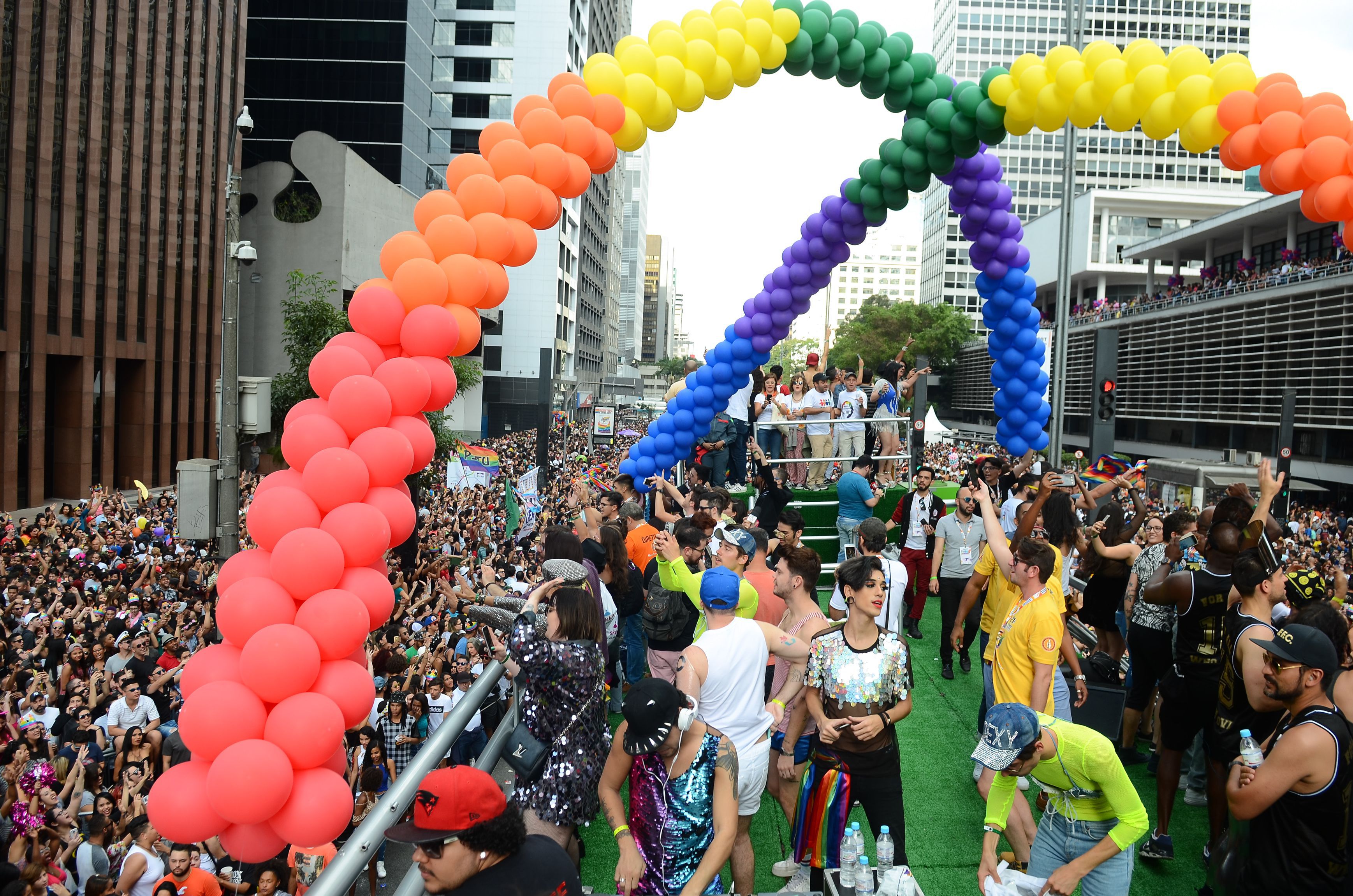 Parada Do Orgulho Lgbt Revive Clima De Carnaval Em S O Paulo