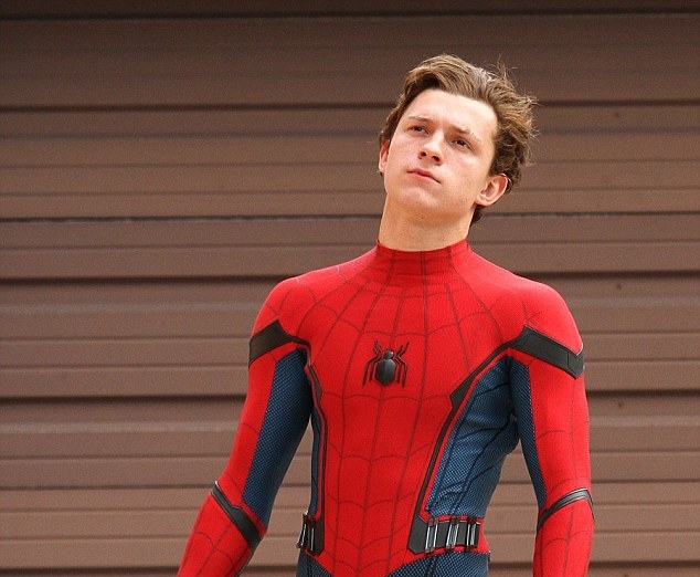Том холланд в костюме человека паука