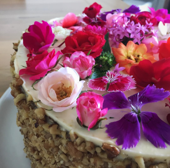 Confeiteira aposta em bolos com flores comestíveis e harmonização com  cervejas para o Dia das Mães, PEGN